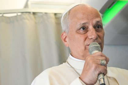 León XIV lleva en su bolsillo la foto de un niño musulmán muerto en ataques israelíes