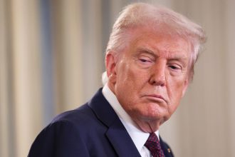 Un alto cargo europeo alerta al bloque sobre los riesgos de alinearse con Trump