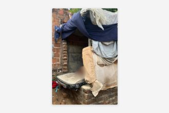 Hallan a una adolescente viviendo en una caseta para perros y torturada por su novio