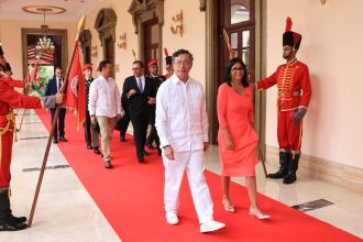 Petro insta a "liberar a los pueblos de la frontera de las mafias" tras reunión con Delcy Rodríguez