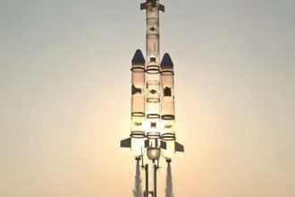 VIDEO: Un profesor chino construye y lanza un cohete de agua de 4 metros