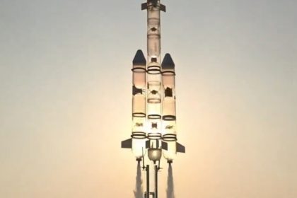 VIDEO: Un profesor chino construye y lanza un cohete de agua de 4 metros