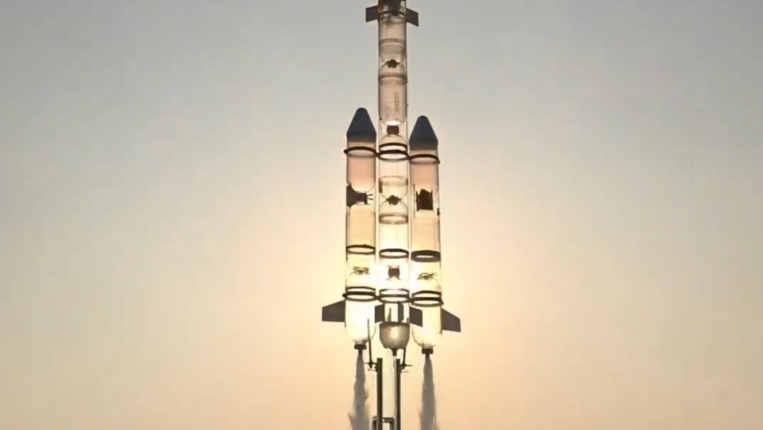 VIDEO: Un profesor chino construye y lanza un cohete de agua de 4 metros