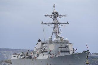 FOTO: EE.UU. muestra cómo su destructor detiene a un barco iraní