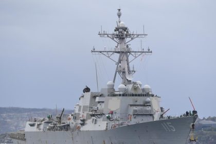 FOTO: EE.UU. muestra cómo su destructor detiene a un barco iraní