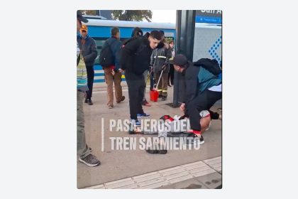 Justicia por mano propia: Pasajeros golpean a un hombre que acosaba a mujeres en el tren (VIDEO)