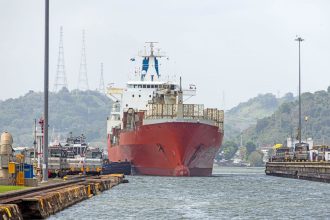 AP: Empresas optan por una alternativa nada barata al estrecho de Ormuz