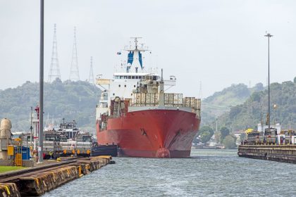 AP: Empresas optan por una alternativa nada barata al estrecho de Ormuz