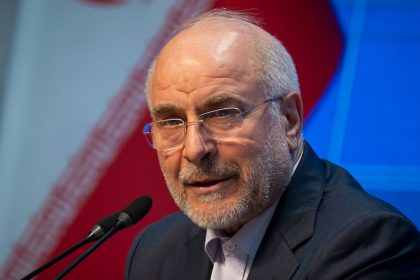 "Salgan mientras esté abierta": Jefe del Parlamento iraní reacciona a un plan de EE.UU. y EAU