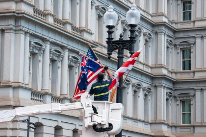 Metedura de pata con banderas cerca de la Casa Blanca antes de la visita del rey Carlos III (FOTOS)