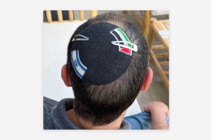 Policía israelí detiene a un judío y destruye su kipá por lucir bandera palestina (FOTO)