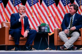 Tucker Carlson explica por qué se siente "traicionado" por Trump