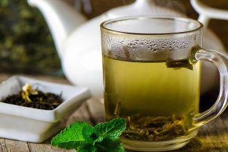 6 graves efectos secundarios de beber té verde