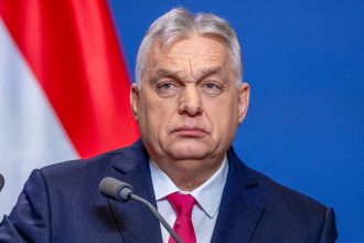 Orbán renuncia a su escaño parlamentario, pero seguirá como líder del partido Fidesz