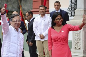 Petro anuncia exportaciones de energía eléctrica limpia a Venezuela