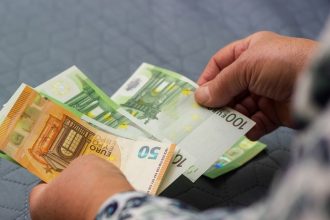 País europeo admite situación "extremadamente difícil" en sus finanzas