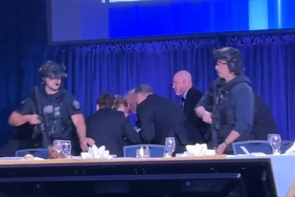 VIDEOS: Trump se cae durante la evacuación en cena con corresponsales