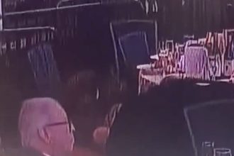 Inusual reacción de un invitado durante tiroteo en evento con Trump (VIDEO)