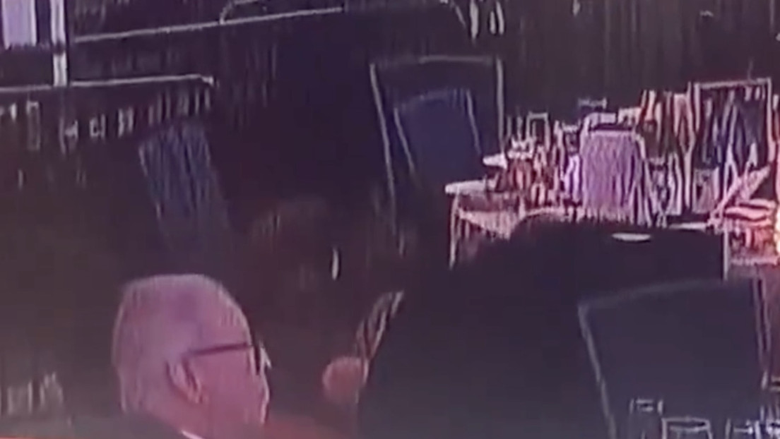 Inusual reacción de un invitado durante tiroteo en evento con Trump (VIDEO)