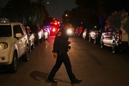 Esto pasa frente a la casa del sospechoso del ataque en la cena con Trump (VIDEOS)