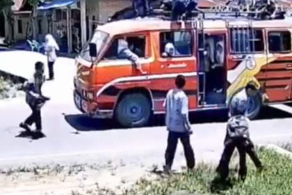 Minibus se detiene para darle paso a una niña y ocurre algo inesperado (VIDEO)