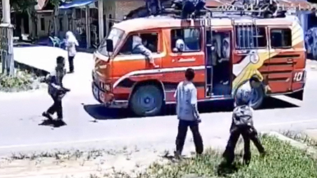 Minibus se detiene para darle paso a una niña y ocurre algo inesperado (VIDEO)
