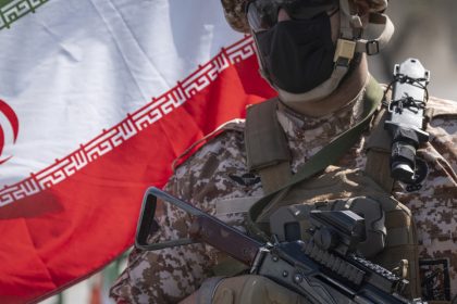 "Presumen de cartas": el jefe del Parlamento iraní desafía a Trump en su propia 'partida'