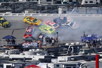 VIDEOS: Choque masivo de NASCAR involucra a casi todos los pilotos