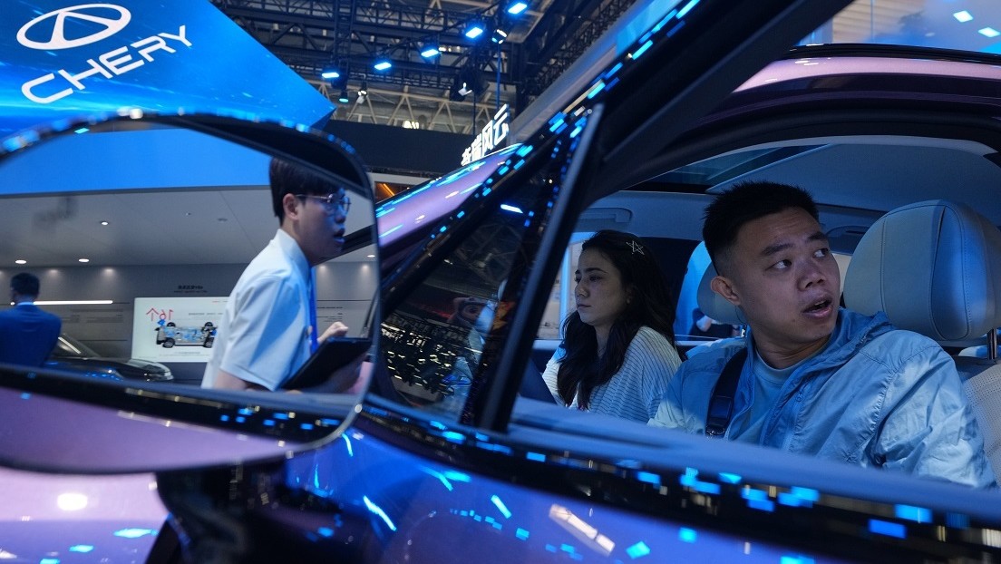 China 'se lanza a la piscina' con un nuevo todoterreno anfibio (VIDEO)