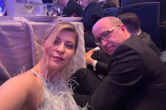 Periodista acusa a la embajadora ucraniana de autopromoción tras el tiroteo en la cena con Trump