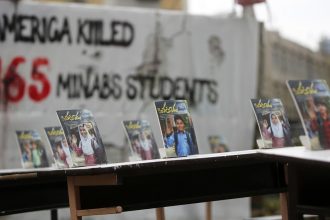 FOTO: El avión de Araghchi recuerda a los niños asesinados en el ataque contra la escuela de Minab