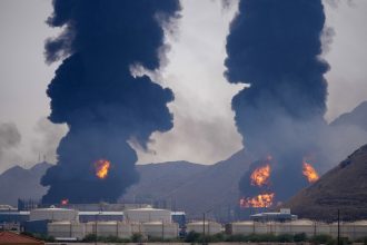 Trump fija un plazo para el colapso del sistema de petróleo de Irán y este promete una dura respuesta