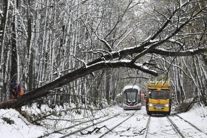 VIDEOS: Fuertes nevadas sorprenden a Moscú en plena primavera y causan colapsos de tráfico