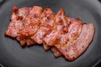 Un despido por cocinar cerdo aviva el debate sobre el choque religioso en este país europeo