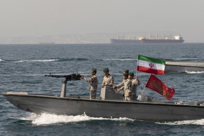EE.UU. se opone al dominio iraní en el estrecho de Ormuz mientras Teherán sopesa nuevas reglas al tráfico marítimo
