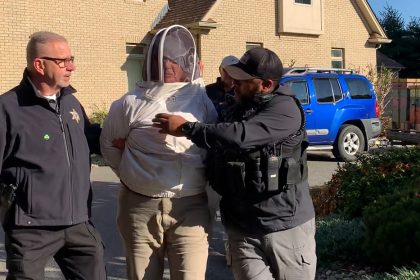 Mujer libera a miles de abejas contra policías para salvar a un amigo del desalojo