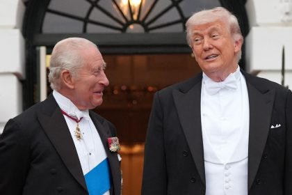 El rey británico a EE.UU.: "De no ser por nosotros, ustedes hablarían francés"