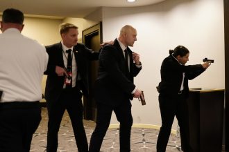 El FBI aún no sabe quién disparó al agente del Servicio Secreto en la cena con Trump