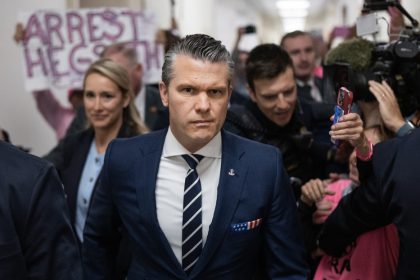 Hegseth amenaza a aliados con "consecuencias" por no ayudar a EE.UU.