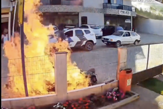 FUERTE VIDEO: Prende fuego a su moto durante inspección policial y las llamas alcanzan a su madre