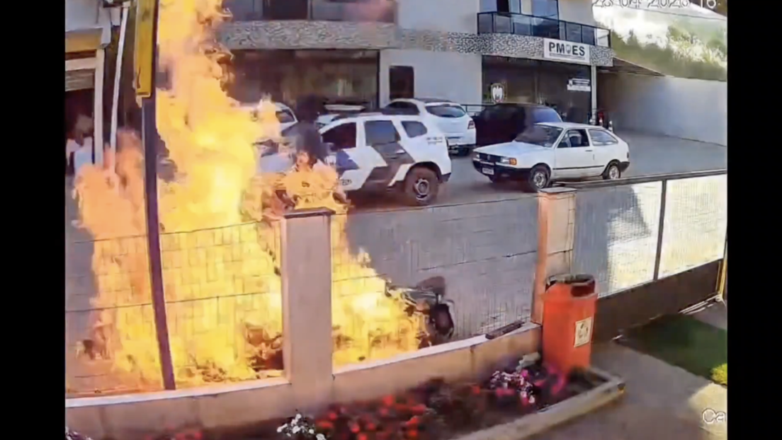 FUERTE VIDEO: Prende fuego a su moto durante inspección policial y las llamas alcanzan a su madre