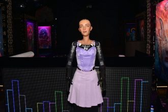 VIDEO: Robot canta ópera junto con una orquesta en vivo