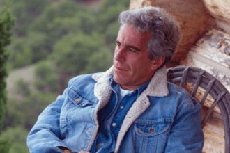 Existe una misteriosa nota de Epstein oculta al público, reporta NYT