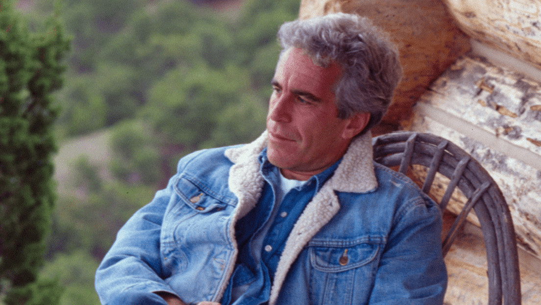 Existe una misteriosa nota de Epstein oculta al público, reporta NYT