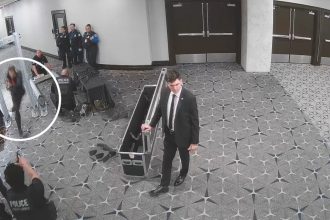 VIDEO: Momento en cámara lenta del tirador disparándole a un agente en el acto con Trump