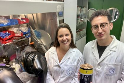 La cáscara de pistacho da vida a baterías más limpias y duraderas