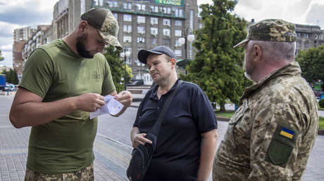 Zelenski reconoce el problema de la llamada 'busificación' en Ucrania