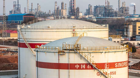 China autoriza a sus refinerías a usar reservas comerciales ante el conflicto en Irán