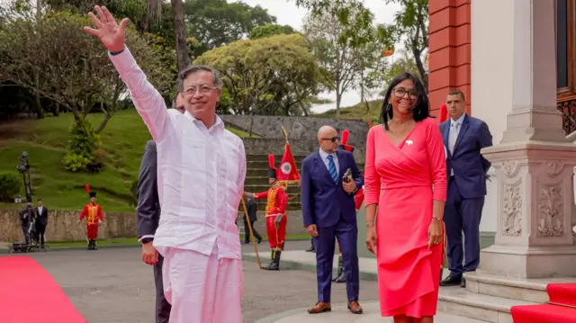 Fotografía del encuentro entre Gustavo Petro y Delcy Rodríguez en Caracas. 