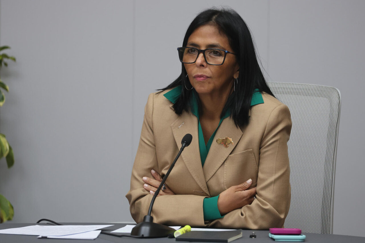 Delcy Rodríguez recibe a ministros de Colombia para abordar agenda de seguridad y energía